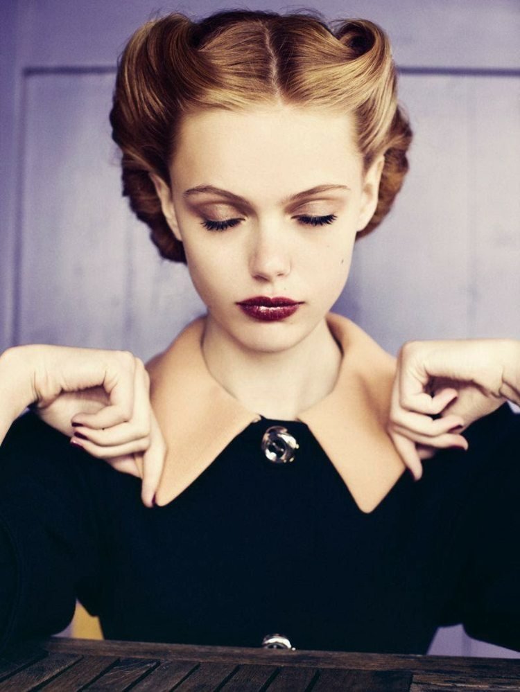 Nápad na účes so strednou guľatinou účesy rockabilly retro vzhľad stredový deliaci golier