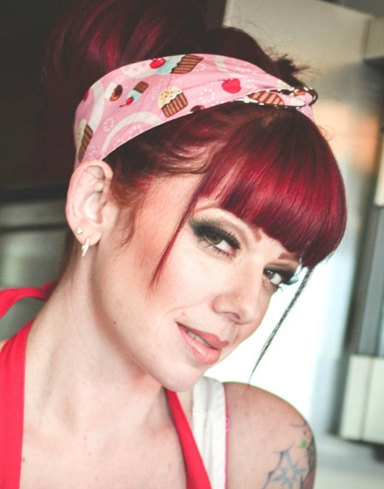 Účesy Rockabilly - rovná ofina a hravá šatka účesy rockabilly ofina narovnať vlasy pás červené vlasy