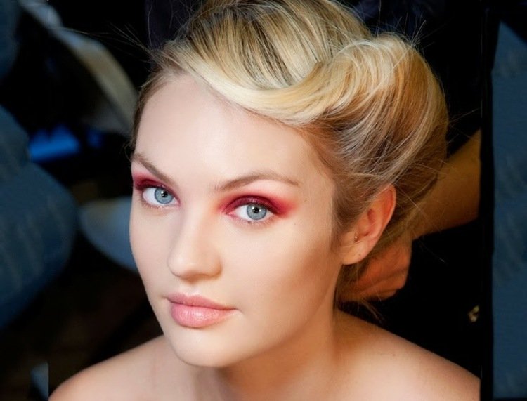 Retro účesy môžete kombinovať s moderným líčením účesy rockabilly ofina bočné očné tiene červená blond