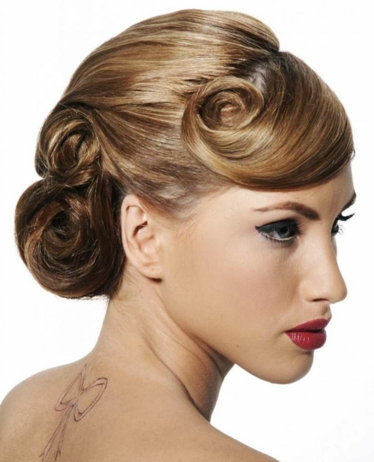 Updo štýl v štýle rockabilly s niekoľkými pin -up kučerami účesy rockabilly pin up kučery ofina updo