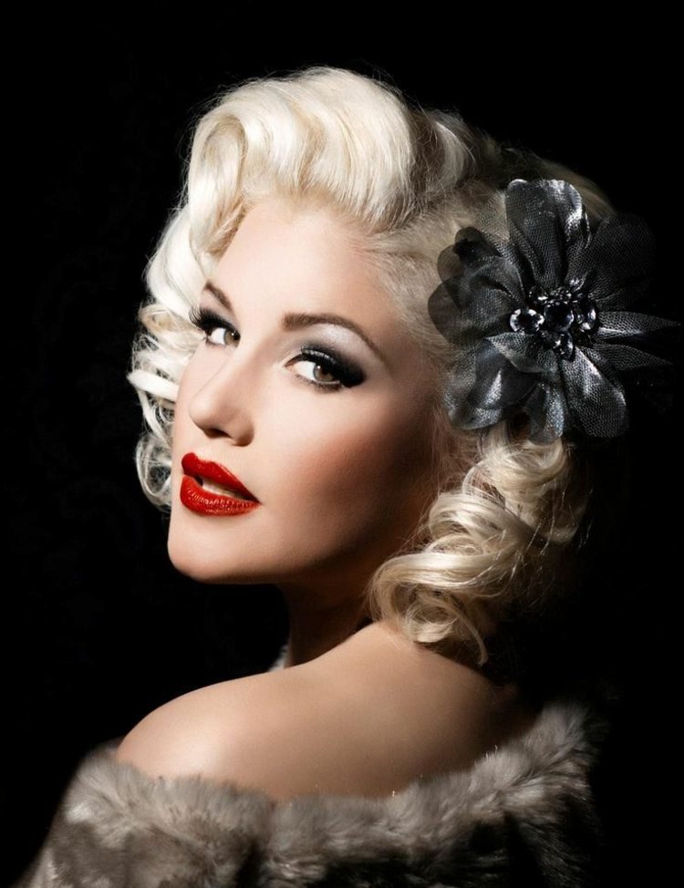 Pri účesoch rockabilly sú pin-upy najčastejšie navrhnuté od poníka účesy rockabilly kučery vlasový doplnok kvet strieborná sivá