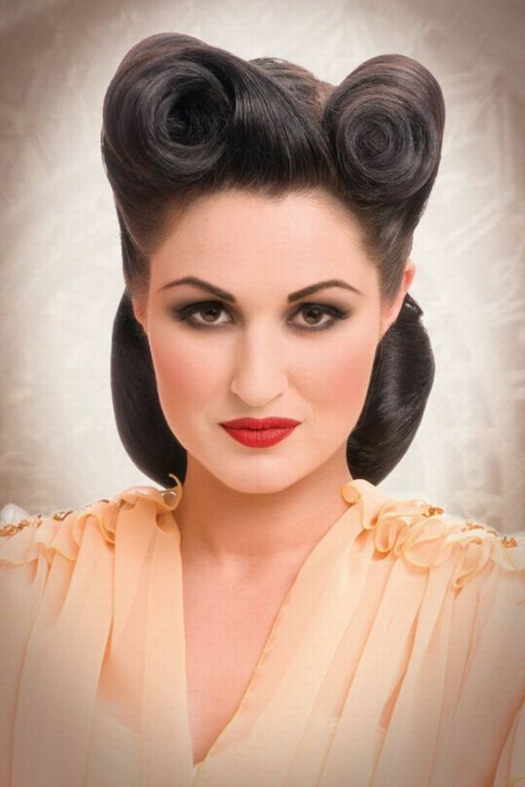 Nápadný účes vyrobený z pripnutých vlasov od Victory Rolls rockabilly účesy nápad brunetka pin up víťazstvo