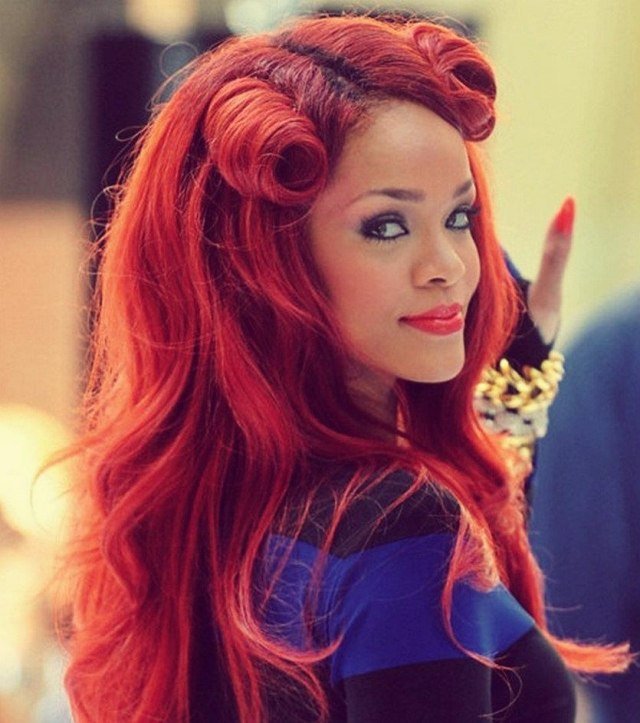 účes rockabilly rihanna víťazstvo roluje červené vlasy rockabilly-účes-rihanna-víťazstvo-rolky-ryšavé vlasy