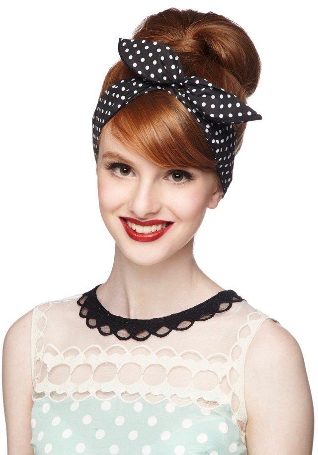 rockabilly účes s bodkovanými gumičkami do 50 rokov rockabilly-účes-s-pásom-vlasmi-bodkovaný-updo-50-tych rokov