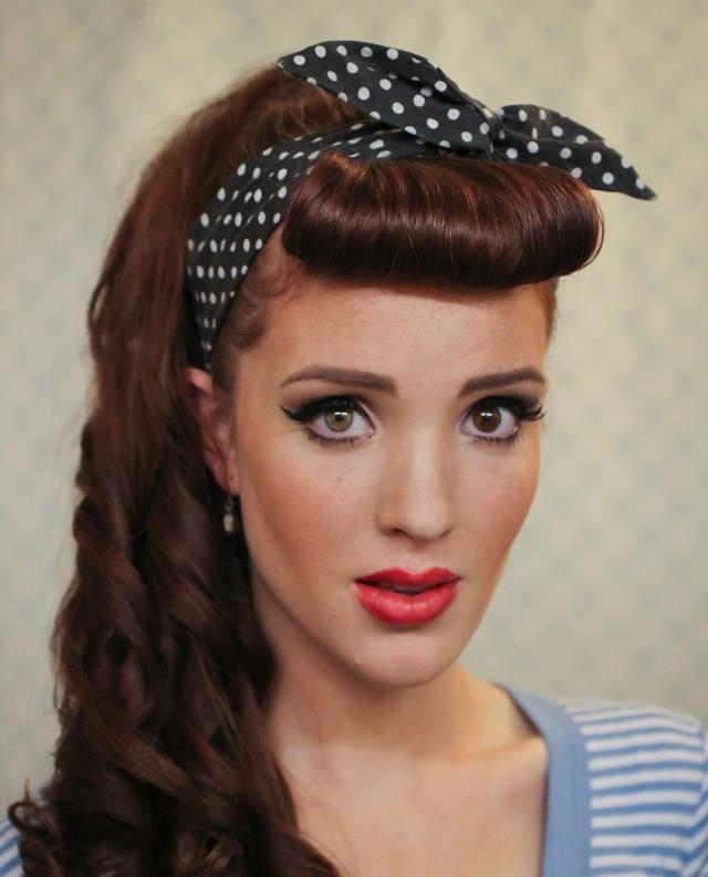 retro rockabilly účes ofina gumička do vlasov otvorené kučery retro-rockabilly-účes-ofina-čelenka-kučery