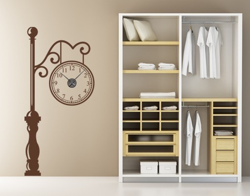 zaujímavé samolepky na stenu Starožitné staničné hodiny vedľa šatníka zaujímavé-nástenné-obtlačkové-hodiny-starožitné-staničné-hodiny-šatník