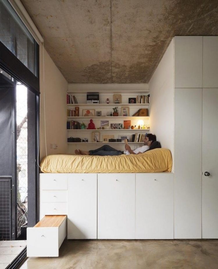 nápad-malá izba-podkrovná posteľ-vstavaná skriňa-knižnice