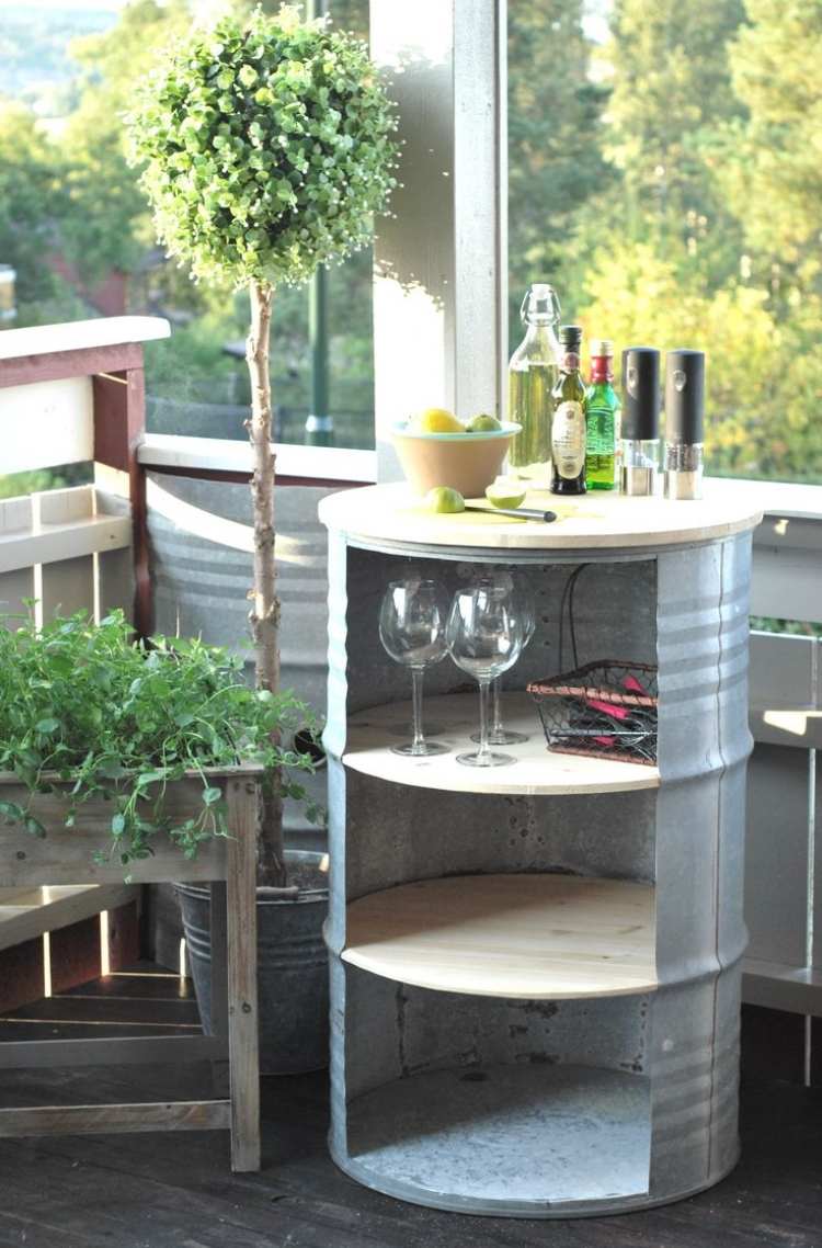 nápady na byt-vlastnoručne vyrobené-bočné-stolíky-police-balkón