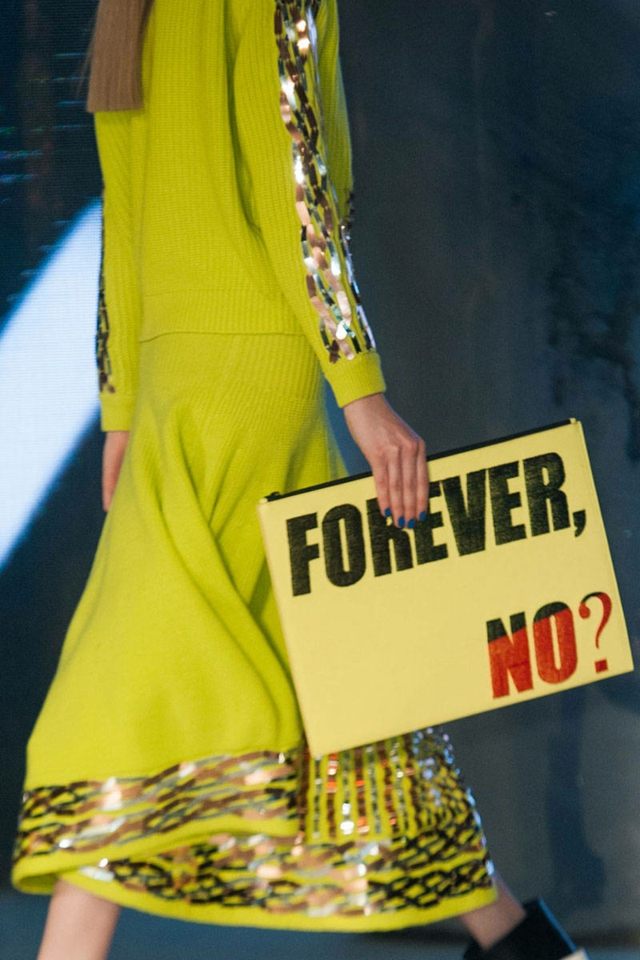 Nápisová spojka od Kenzo like-a-priečinok-Kenzo-žlté pozadie