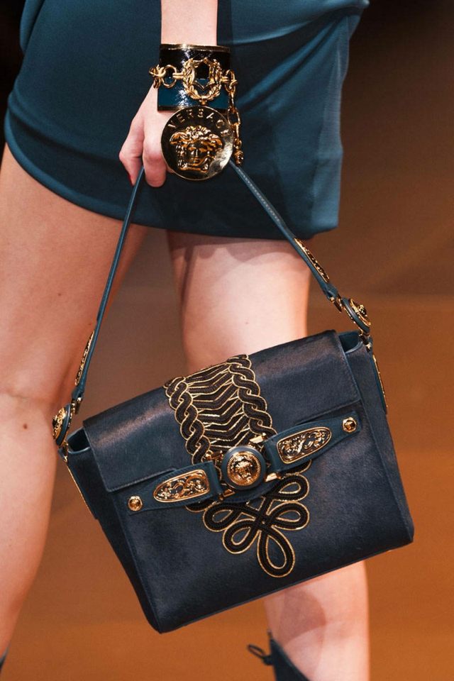 čierna kabelka so zdobenými motívmi Ozdoby-motívy-Versace-zdobené-prvky
