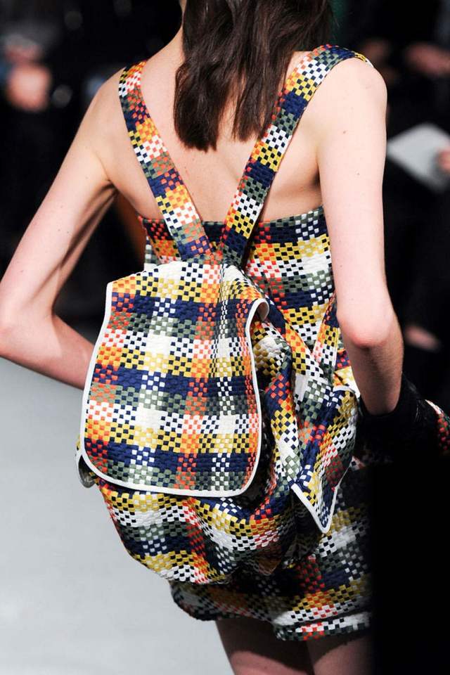 Károvaný batoh Sass and Bide v jasných farbách Batoh-vo-viacfarebnej-farbe-3D-efekt-od-Sass-und-Bide