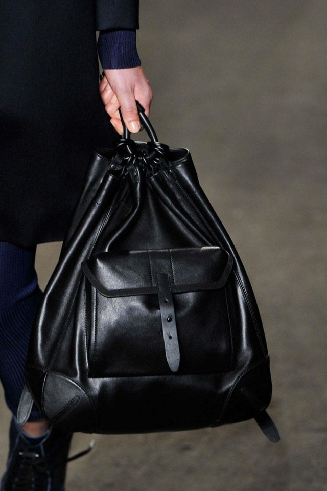 čierny batoh od Rag and Bone Batoh vyrobený z kože podľa handry a kosti v čiernej farbe