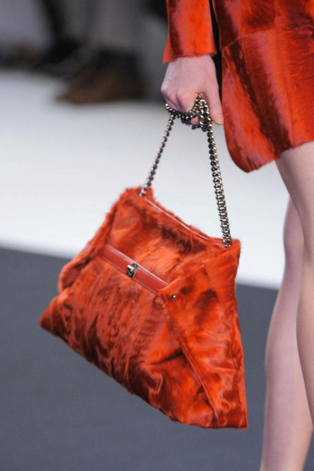 Dizajnová kabelka Akris s kožušinkou Červená taška vyrobená z kožušiny od Akrisa s kovovou rukoväťou