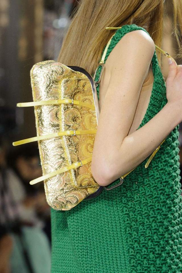 Vzhľad hadej pokožky od Miu Miu Metalická kabelka Miu Miu v zlatej farbe