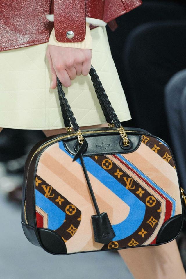 pestrá paleta kabelky Louis Vuitton Louis-Vuitton-kabelka-s-textilnými potlačami-v-béžových tónoch
