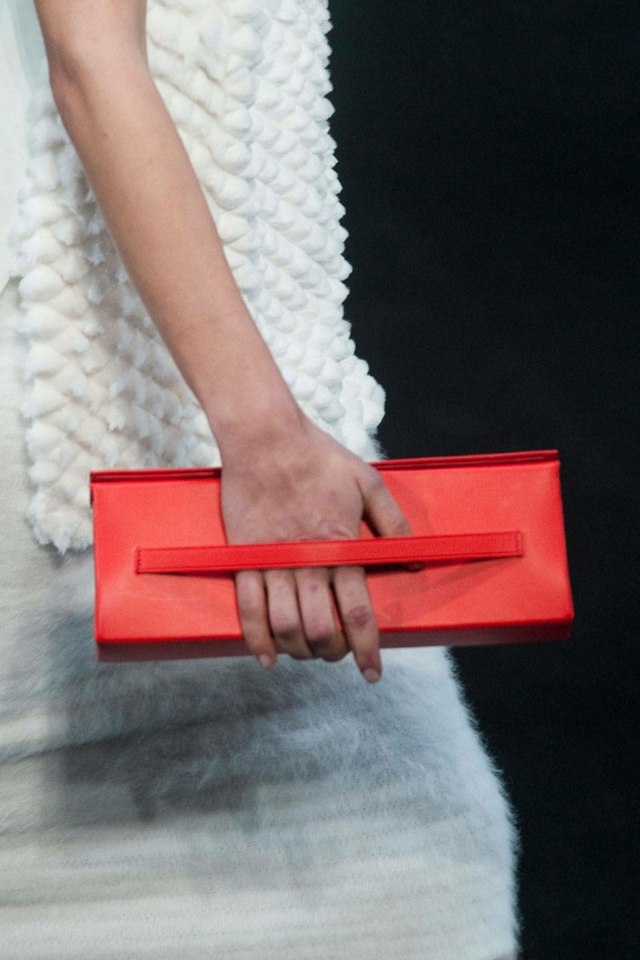 červená spojka od Helmuta Langeho Helmut-Lang-červené-malé-vrecko na predlaktie