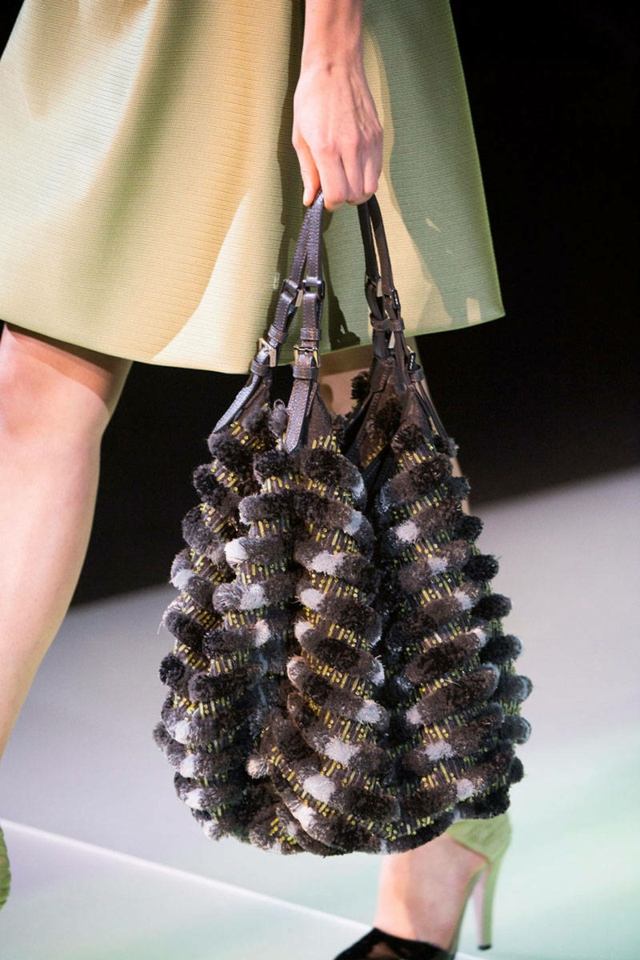 Kabelka ako vrecko z kožušiny a vlny od Giorgia Armaniho Vrecúško Giorgio-Armani-vyrobené z vlny a kožušiny