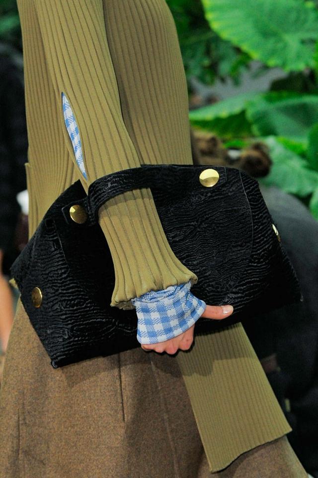 Kabelka s rúčkou od Celine v čiernej farbe ruched-kabelka-by-Celine-s-držadlom