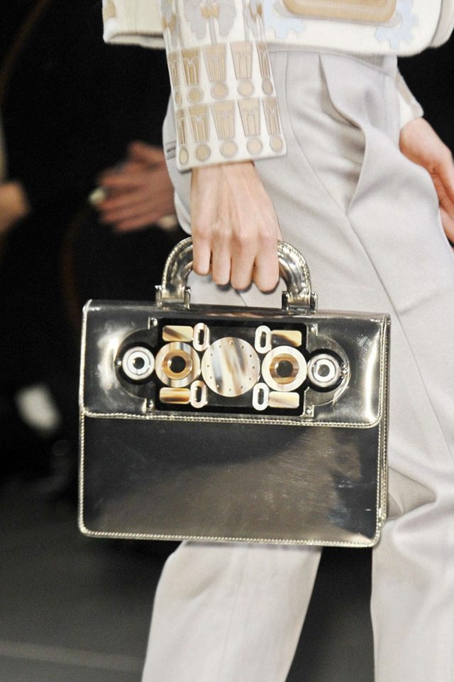 zdobené prvky kabelkou metalického vzhľadu od Fulton Fulton-Celkové-Zdobenie-s-zdobenými-kamienkami