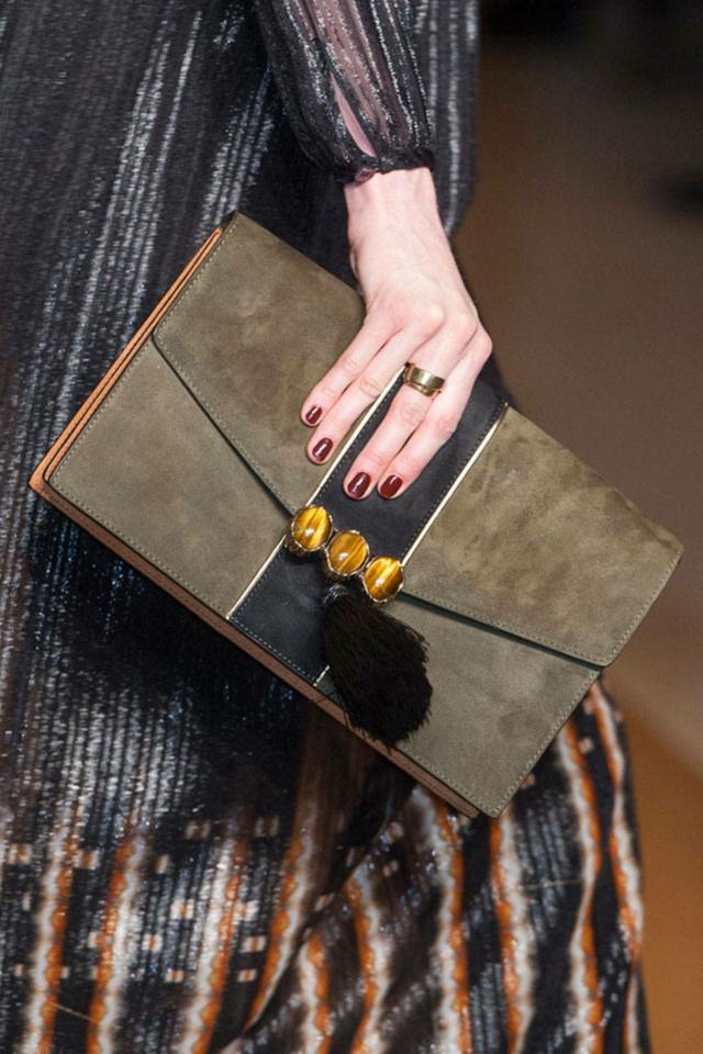 Spojka Etro v hnedej farbe Etro-spojková kabelka-so žltými kamienkami-semiš