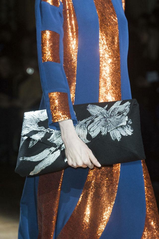 Spojka s potlačou textilu s kvetinovým vzorom Dries van Noten Dries-van-Noten-spojková taška-v-čiernom-s-zdobenou kvetinou