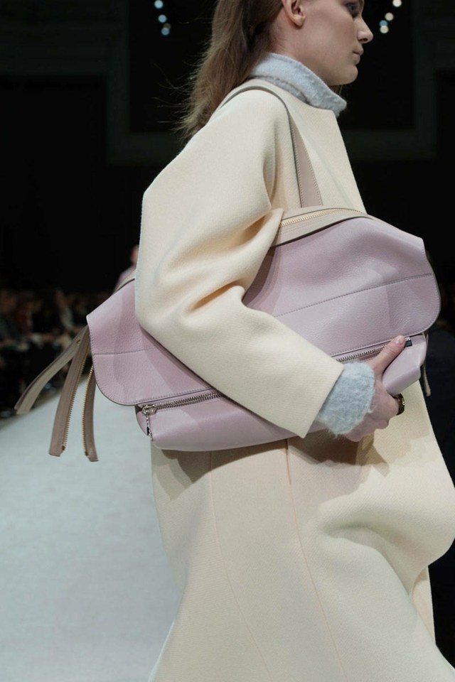 Kožená spojková taška od Chloe Chloe-pastelové farby-spojka-vrecko-biely kabát