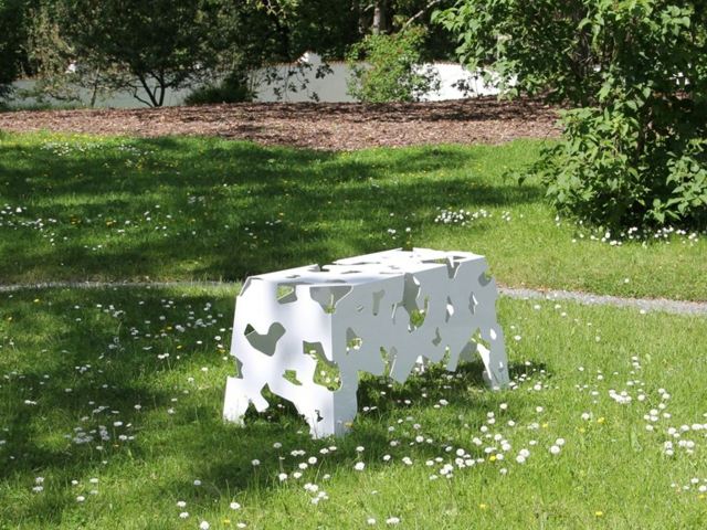 Záhradná lavička biela kovová laserom rezaná lúka biely kov laserom rezaný tvar lúčnej záhrady