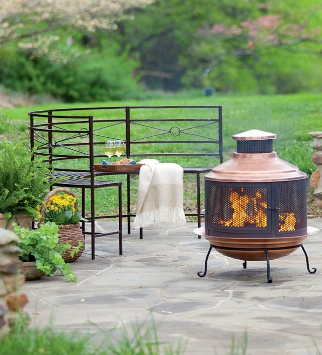 Záhradná lavička z tepaného železa, kamenné dosky Kovaný konferenčný stolík z liateho kameňa v krbe