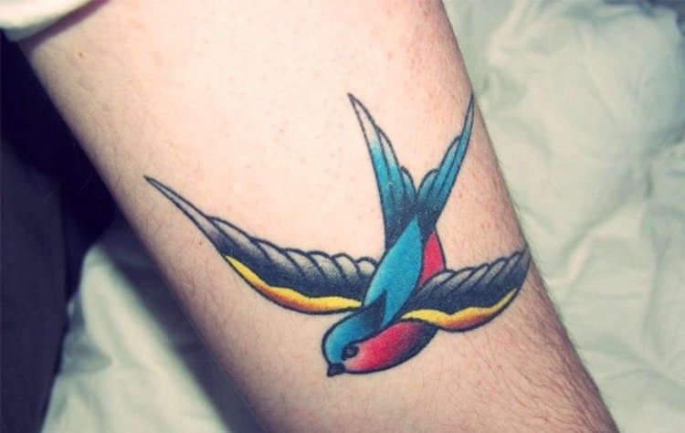 nápady-tetovanie-šablóny-motívy-tetovanie-význam-lastovička-nová-škola