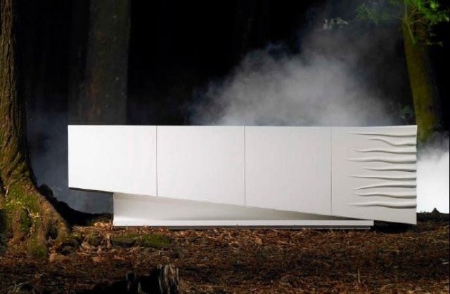 komoda originálny dizajn biele asymetrické línie príborník opostos