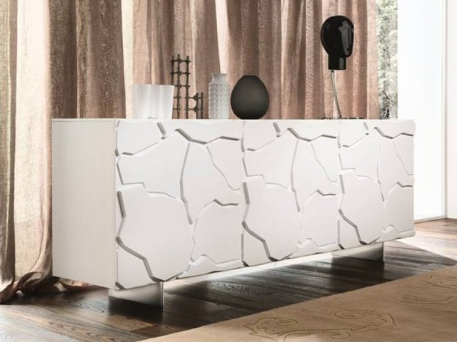 Dizajn príborníka FRAMMENTI biele čelo dverí riflessi