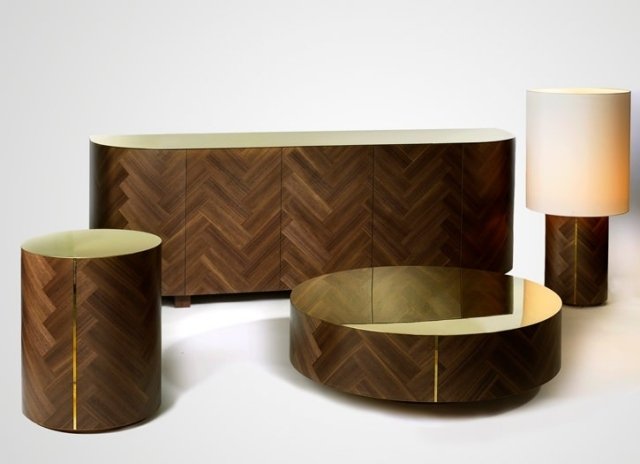 stoly parq life drevené príborníky stoličky žiarovky vzor zlaté taniere