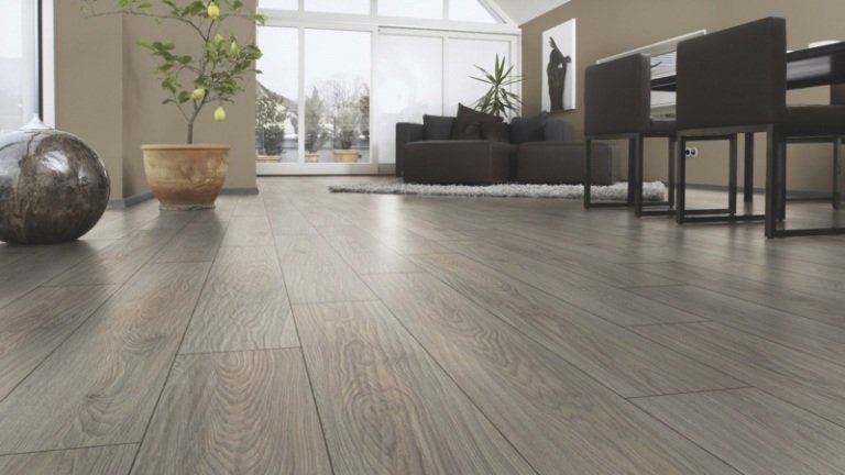 Laminátový nápad v elegantnej šedej farbe do obývačky nápady na laminátový sivý dizajn elegantná obývacia izba jedálenský kút moderný