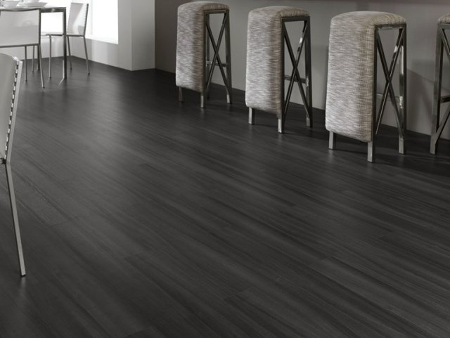 nápady na laminátové podlahy šedá čierna barová stolička kuchyňa LEGNOPAN laminátová podlaha šedá čierna barová stolička kuchyňa LEGNOPAN