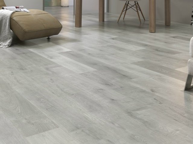 laminátové podlahy sivý biely nábytok z drevených vlákien LEGNOPAN podlaha chodby sivý biely drevený nábytok LEGNOPAN