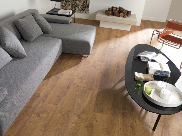 nápady na laminátovú obývaciu izbu teplá šedá pohovka Porcelanosa nápady na laminát obývacia izba teplá šedá pohovka Porcelanosa
