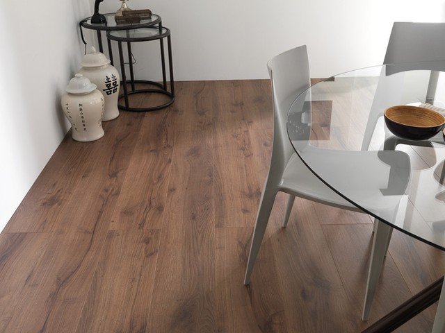 Laminátové podlahy, jedálenský kút, drevený vzhľad Porcelanosa Porcelánová jedálenská časť, laminátová podlaha, vzhľad skutočného dreva