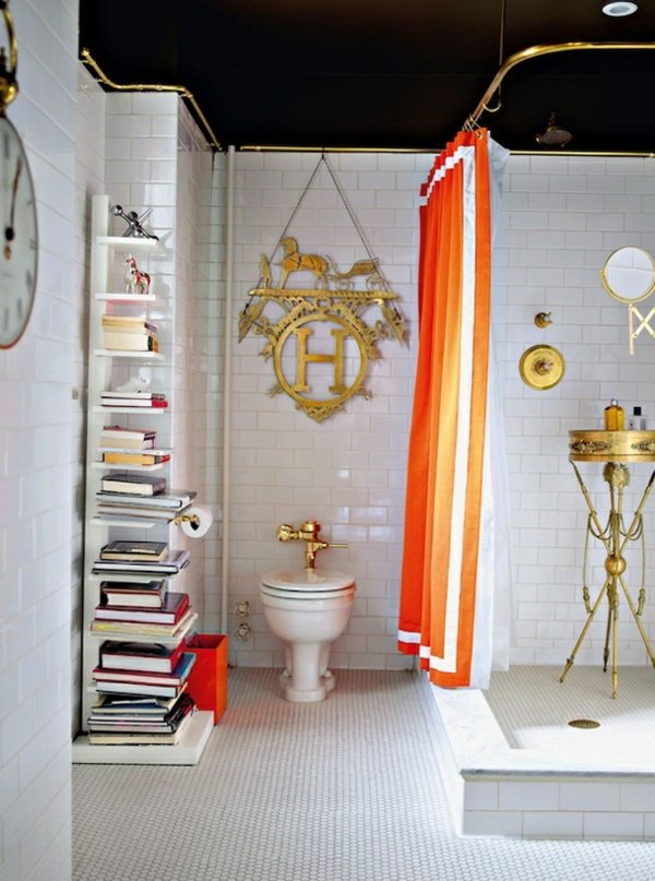 Regál s bielymi dlaždicami, oranžový sprchový záves