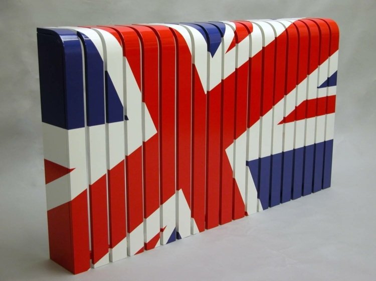Moderný nápad na lakovanie kovového plášťa chladiča nápady obloženie radiátora maľba anglický vlajkový dizajn červená biela modrá