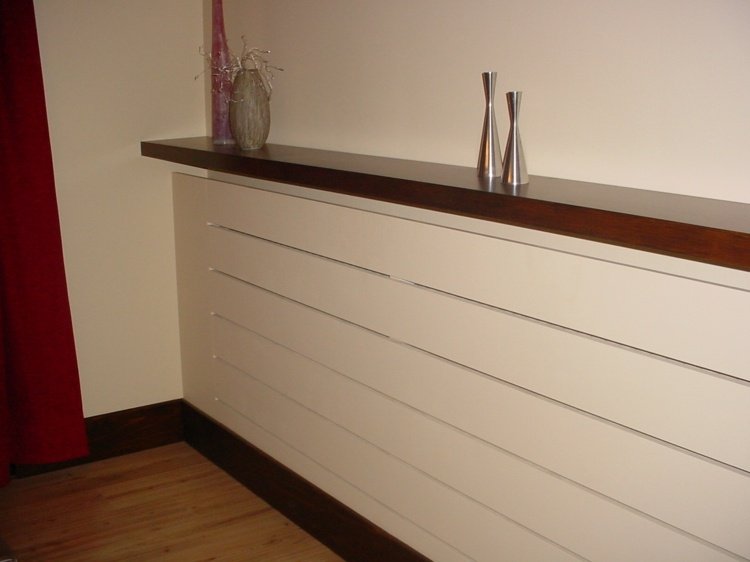 Moderný obklad s úložným priestorom nápady na obklady radiátorov biela hnedá úložný priestor dekorácie laminátová podlaha