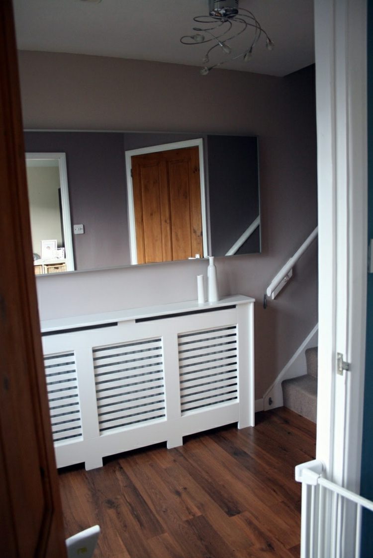 Biely nápad do chodby nápady obklad radiátora chodba laminát tmavá zrkadlová stena farba šedá