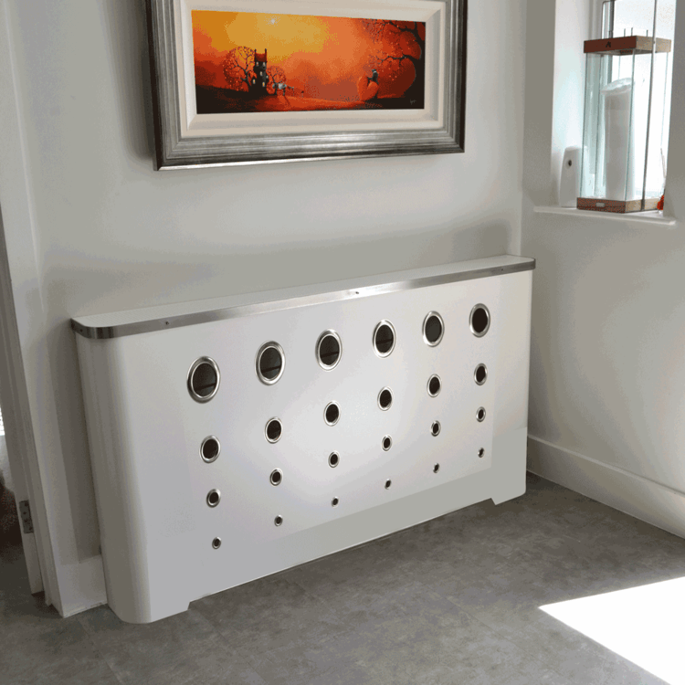 Kovový obklad chladiča vyzerá moderne a elegantne nápady obloženie radiátora kov chróm vzhľad diery prevedenie biela