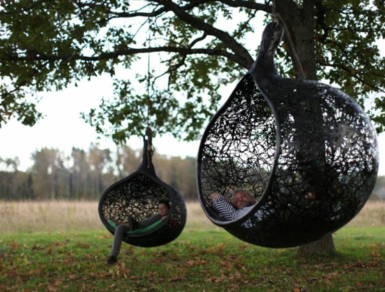 Závesné kreslo v čiernej farbe závesné kreslo nápady ručne maffam voľný tvar čierny dizajn prútený dizajn