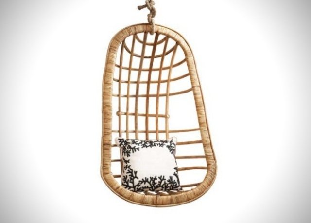 Ratanový záhradný nábytok nápady závesné stoličky Twos Company látkové vankúše Ratanový záhradný nábytok Moderné závesné kreslo Twos Company látkové podsedáky