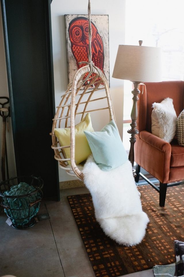 Závesná stolička na vnútornú aj vonkajšiu stranu-ratanová deka-kožušina Závesné kreslo do interiéru aj exteriéru - biela ratanová kožušinová deka