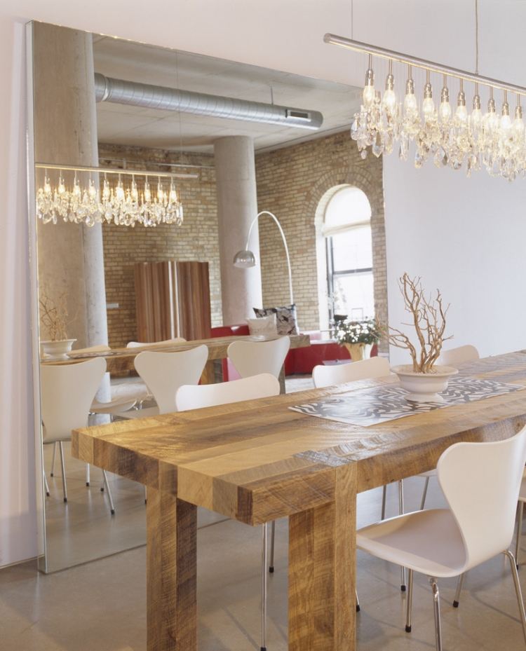 jedáleň-nábytok-dizajn-moderný-jedálenský stôl-drevo-zrkadlo-stena-luster-stoličky-plast