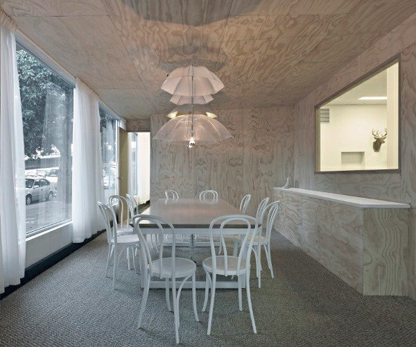 moderná drevená stena do jedálne