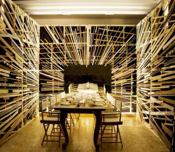 Jedáleň s drevenou dekoráciou