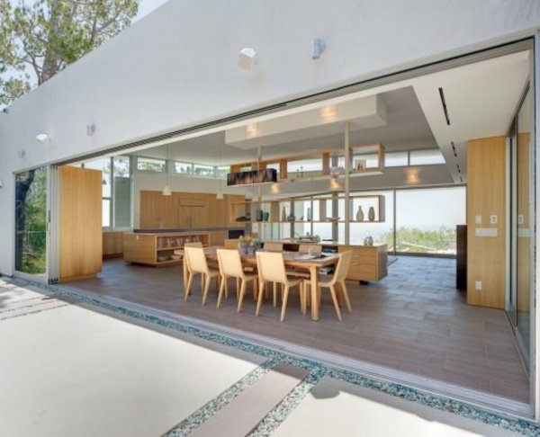 veľký jedálenský stôl