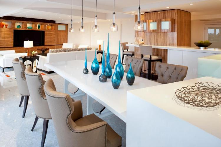 jedálenský-nábytok-dizajn-moderný-neutrálne-farby-čalúnené-stoličky-vázy-sklo-modré